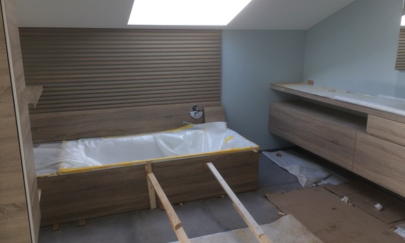 Badewanne in Holzwand eingebaut